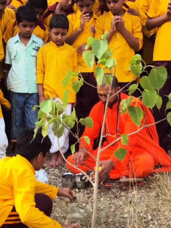 peace-prayer-in-jadan-ashram bodyImage